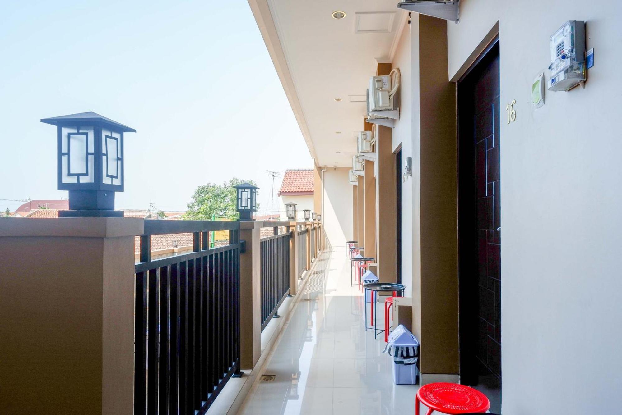 Urbanview Hotel Near Alun Alun Tegal Теґал Екстер'єр фото