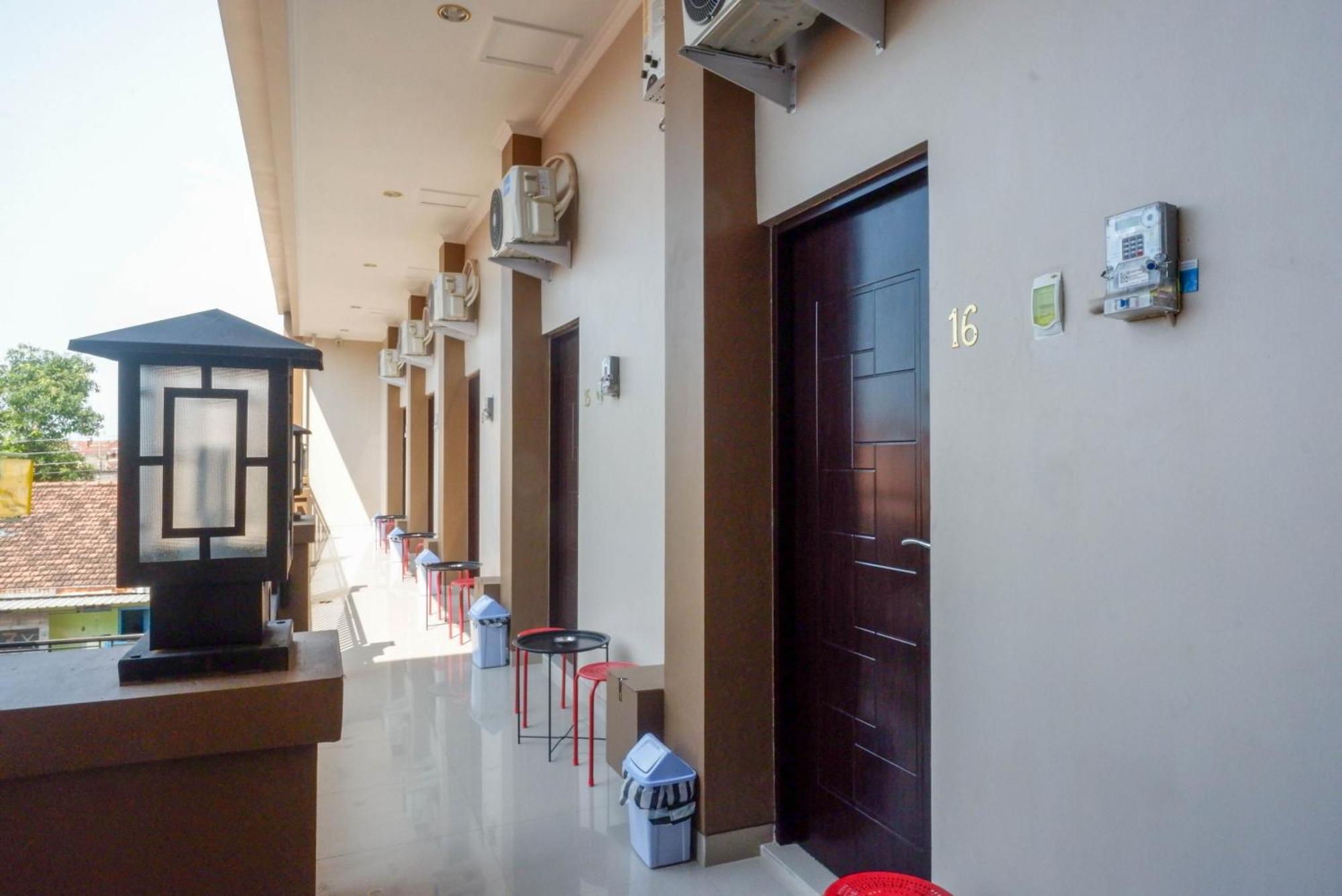 Urbanview Hotel Near Alun Alun Tegal Теґал Екстер'єр фото